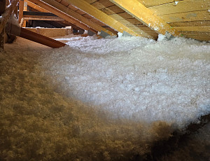 Zateplení stropu novostavby rodinného domu pomocí foukané izolace